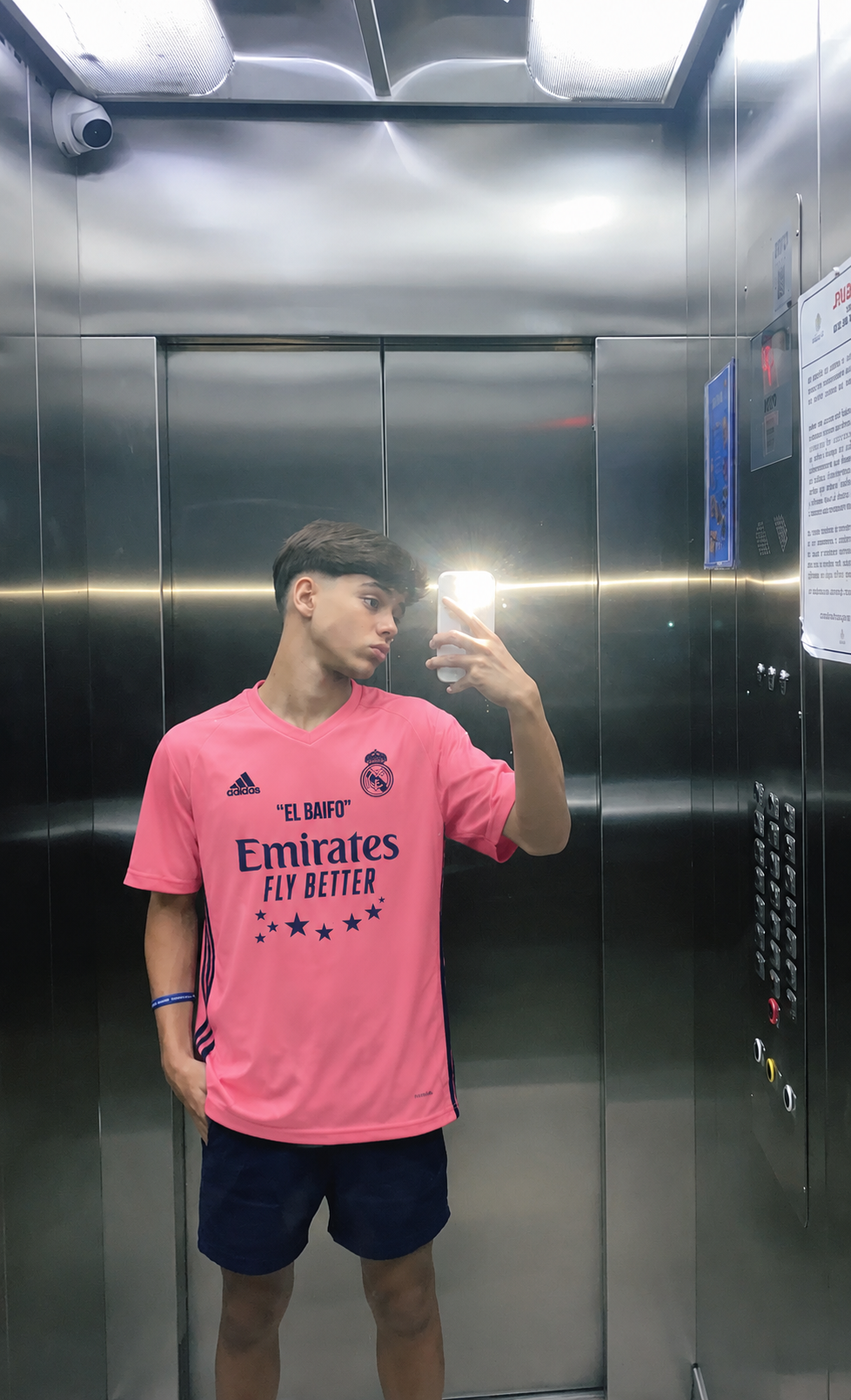 Foto de Elena Gómez con su camiseta