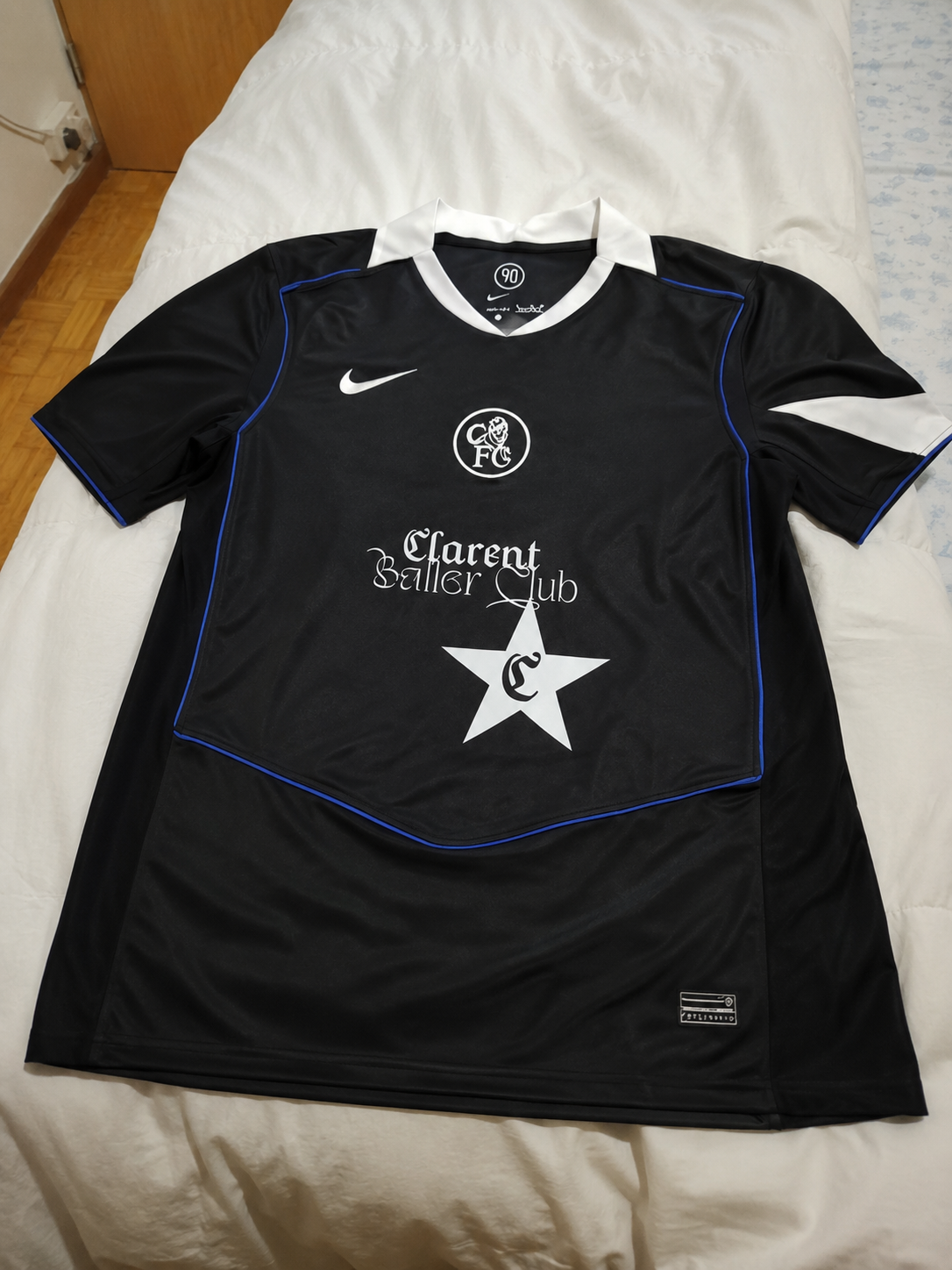 Foto de Adrián López con su camiseta