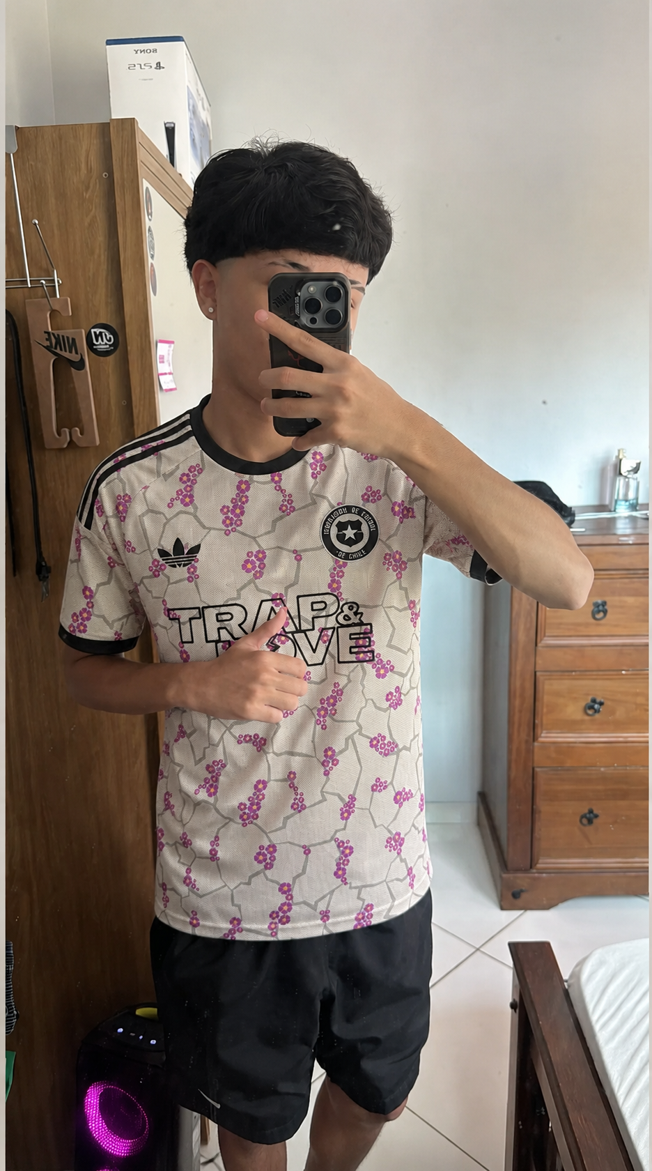 Foto de Víctor Hernández con su camiseta