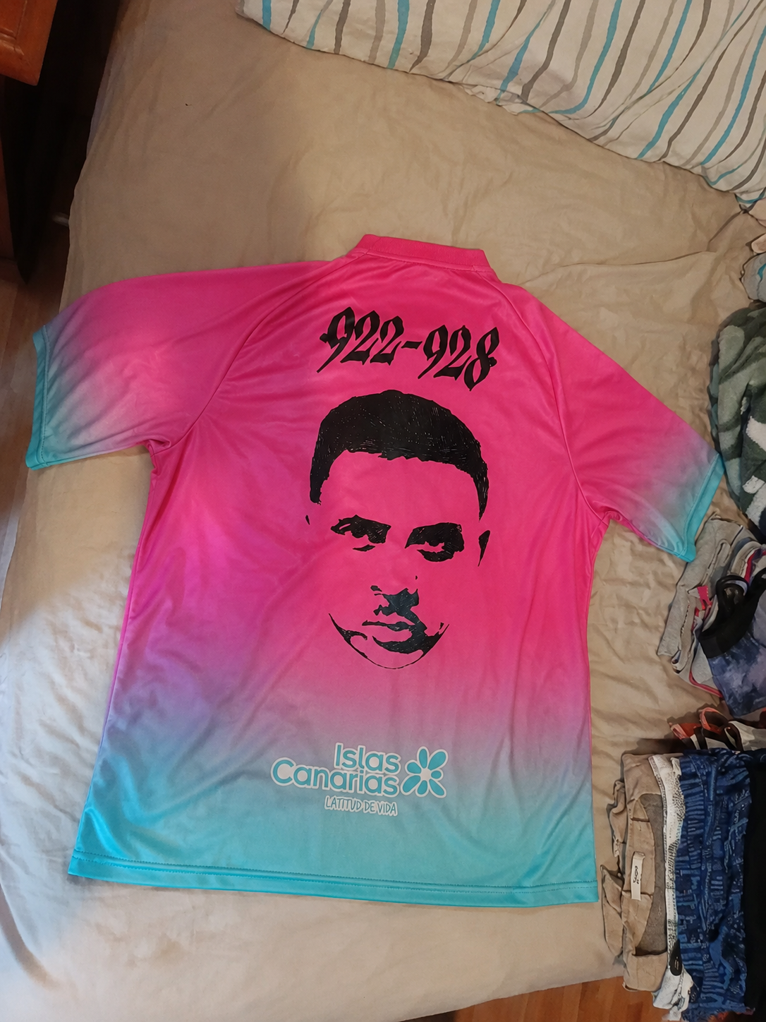 Foto de Alejandro Molina con su camiseta
