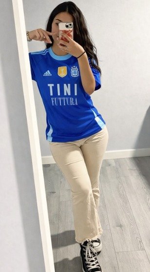 Foto de Paula Fernández con su camiseta