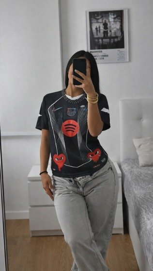 Foto de Elena Sánchez con su camiseta