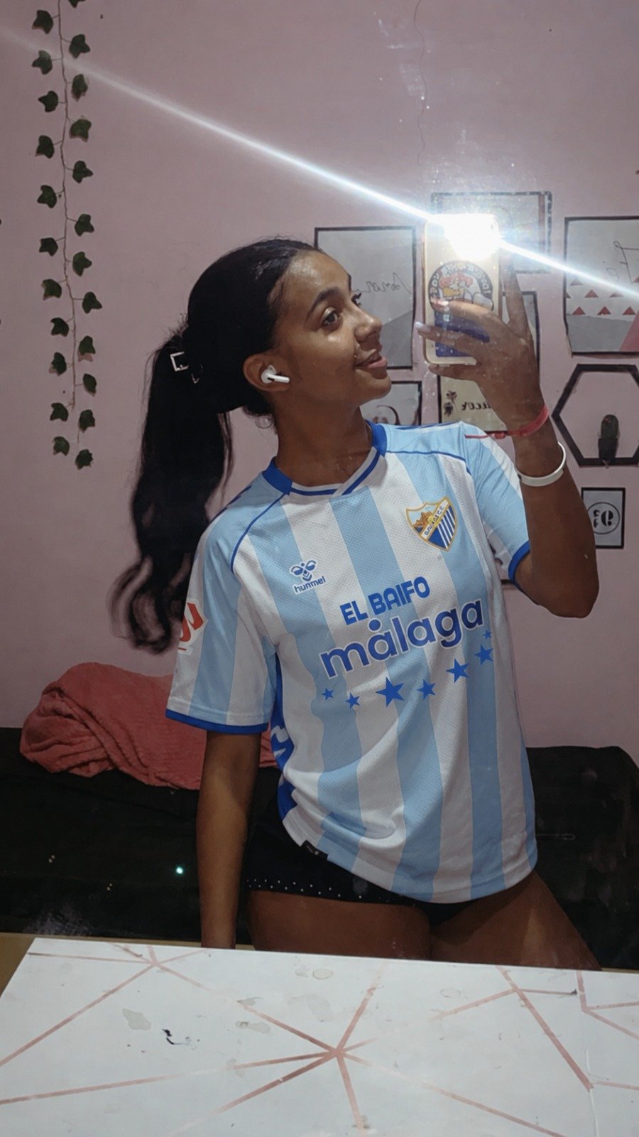 Foto de Carlos Cabrera con su camiseta