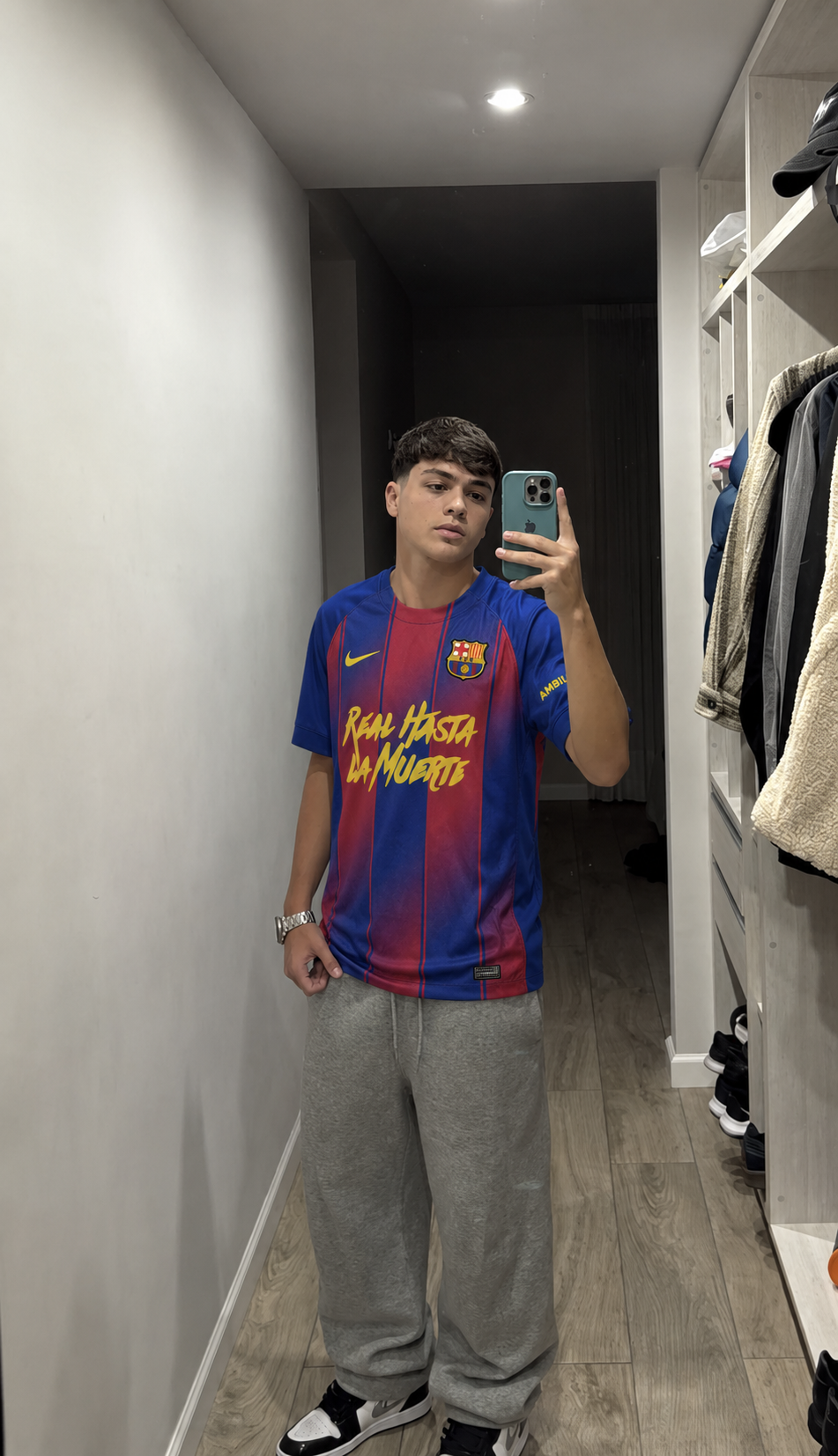 Foto de Adrián Navarro con su camiseta